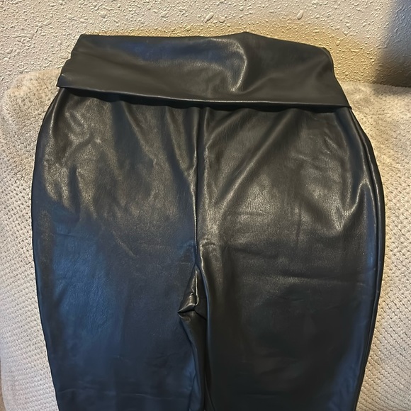 Tummy control fold over black pleather leggings - Picture 4 of 5